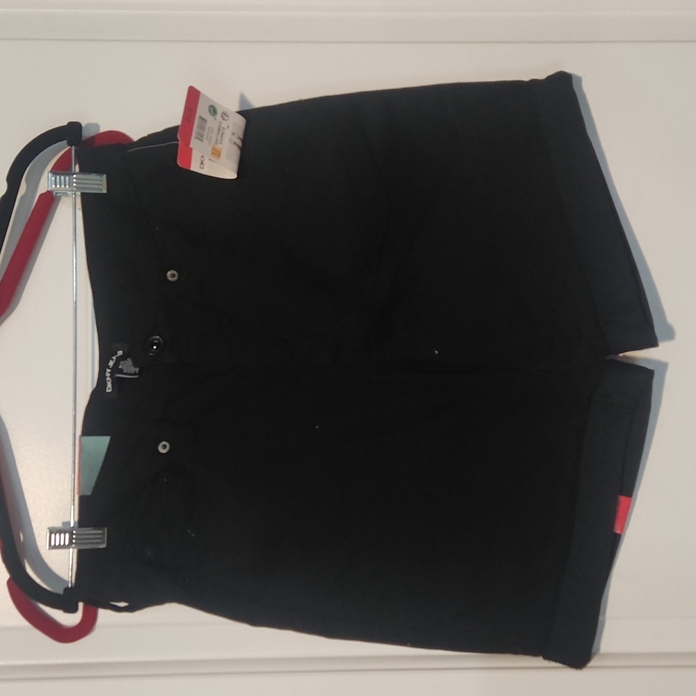 DKNY BLACK STRTCH SHORTS. NWT
